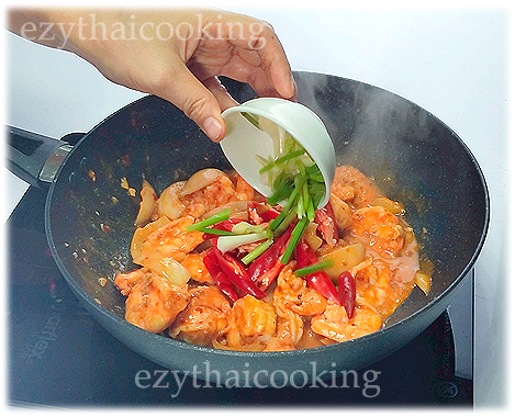  Thai Food Recipe |  Stir Fried Shrimp with Salted Egg Yolk